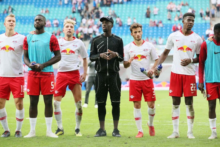 Stürmer Jean-Kevin Augustin (schwarz gekleidet) und Abwehrspieler Nordi Mukiele (2.v.r.) fehlen am Sonntag in Frankfurt.
