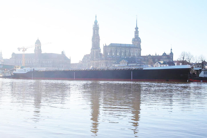 Was für ein Anblick! Der 110 Meter lange, 13,5 Meter breite und 5,5 Meter hohe Tanker ist am Freitagvormittag an der Dresdner Altstadt-Kulisse vorbeigeschippert.