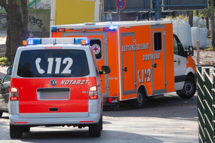 Rettungswagen eilen zur Unfallstelle. (Symbolbild)