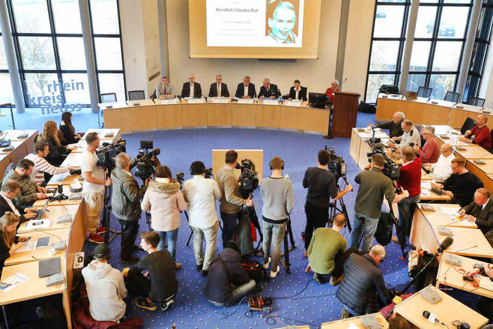 Polizei und Staatsanwaltschaft informieren über neue Ermittlungen im Mordfall.
