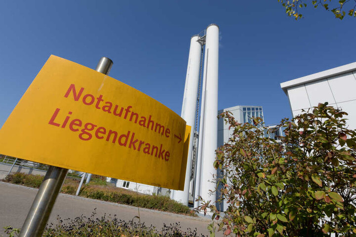 Die Ermittlungen an der Donau-Ries Klinik dauern auch ein Jahr nach dem Hepatitisskandal noch an. (Archivbild)