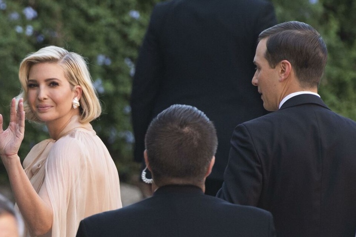 Ivanka Trump (l), Tochter von US-Präsident Trump, und ihr Ehemann Jared Kushner treffen bei der Hochzeit ein.