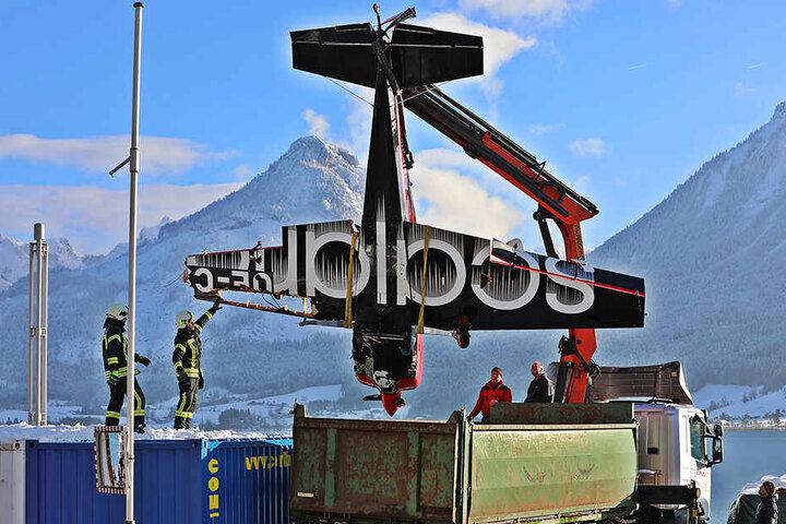 Das Kleinflugzeug wurde mit einem Kran aus dem Wolfgangsee geborgen.
