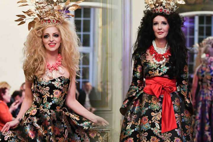 Xenia Prinzessin von Sachsen (l) und die Sängerin Kristina Bach präsentieren als Model eine Kreation von Harald Glööckler.