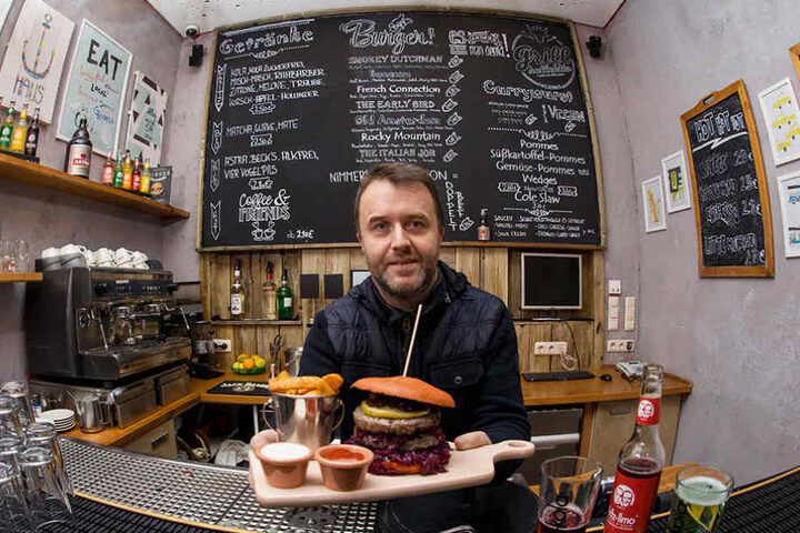 Wirt Ralph Krause (46) serviert u.a. den Burger „Rudolf“ im neuen Lokal
„Grillkollektiv“.