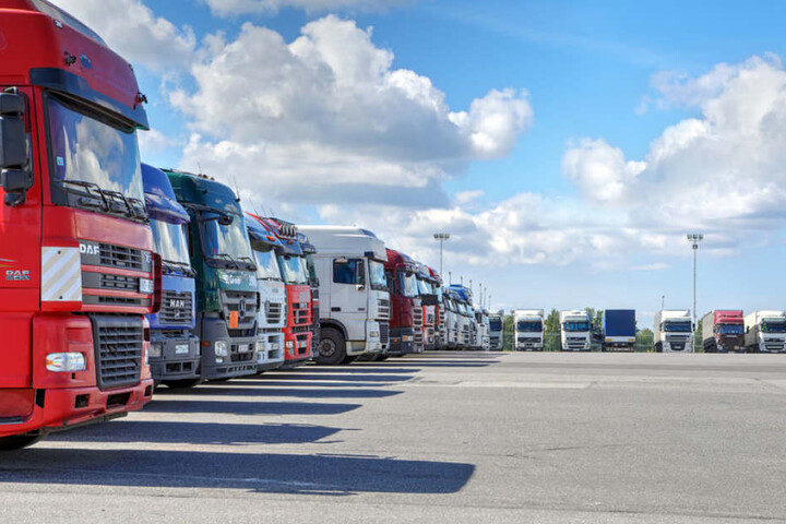 Ganz schön voll: An Sachsens Autobahn-Raststätten fehlen Parkplätze für die Brummifahrer.