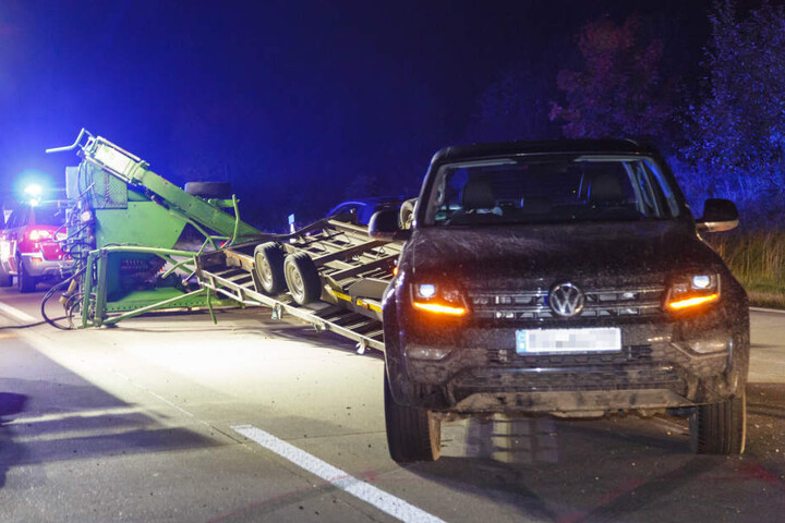 Der Anhänger überschlug sich bei dem Unfall.