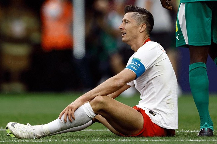 Der polnische Superstar Robert Lewandowski sitzt nach dem verpatzten WM-Debüt enttäuscht auf dem Rasen.