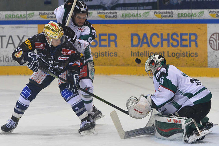 Sorgte mit dem 3:1 für den Endstand: Der Eislöwe Brendan Cook (links).