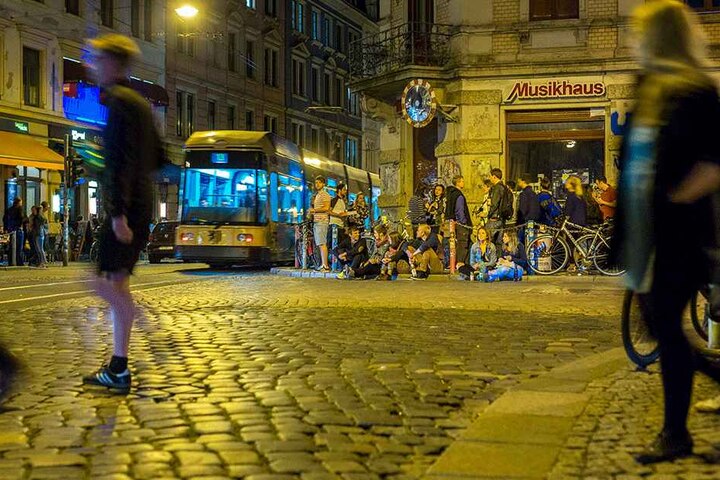 Am „Assi-Eck“ in der Neustadt nerven Bahn-Streichler die Tram-Fahrer.