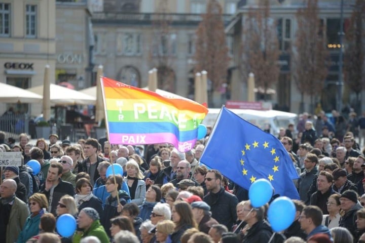 Mit Flaggen und blauen Luftballons bewaffnet, zeigen die Menschen, dass sie hinter einem toleranten Europa stehen.