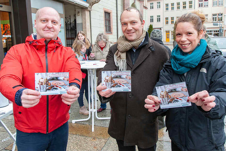 Henning Homann (SPD, l.), Wolfram Günther (Grüne) und Antje Feiks (Linke) zeigen den Schul-Antrag.