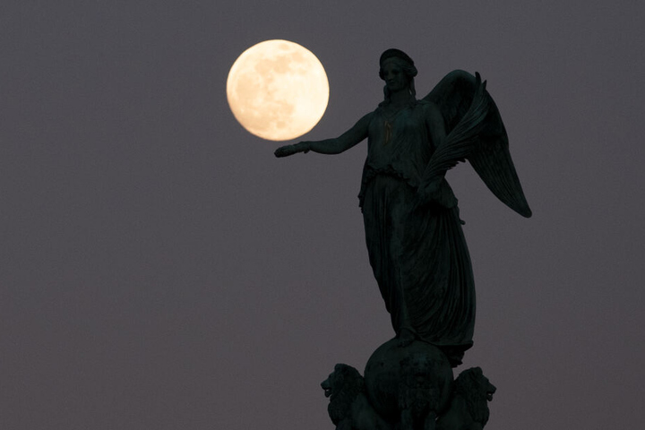 Der Mond ist am 19. Februar besonders groß und hell zu sehen. Diese Aufnahme entstand am 18. Februar in Stuttgart.