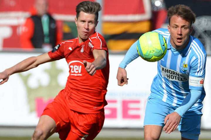 Zwickaus Christoph Goebel (l.) im Zweikampf mit dem Chemnitzer Fabian Stenzel. Spielen sie kommende Saison gemeinsam in Rot-Weiß?