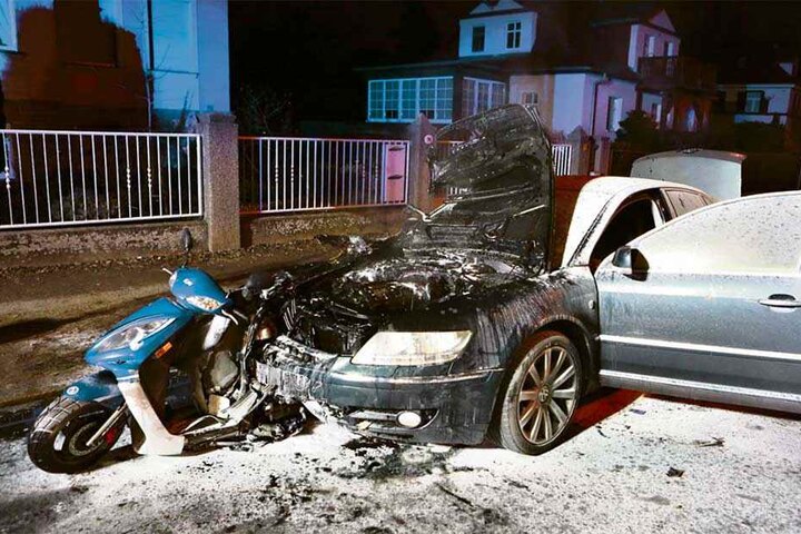 Grausiges Bild am Unfallort: Das Moped steckt verkeilt in der Front des VW Phaeton. Die Feuerwehr löschte die brennenden Fahrzeuge.