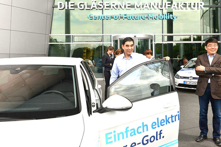 Der chinesische Sozialminister Zhang Jinan (61) düste mit dem E-Golf durch Dresden