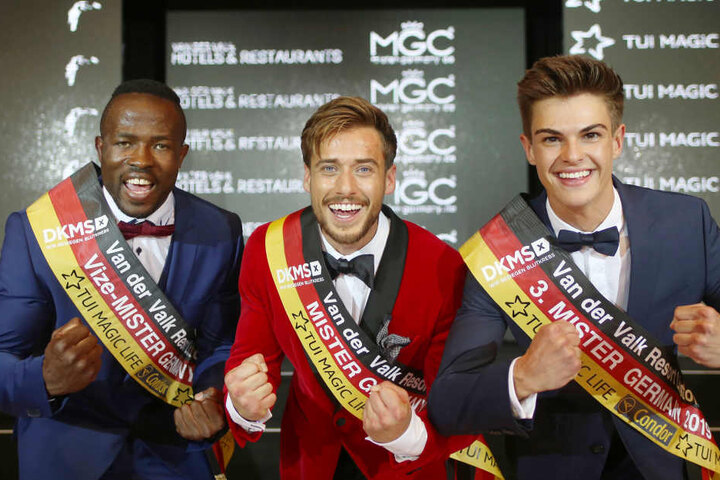 Sasha Sasse (Mitte) zusammen mit dem Vize-"Mister Germany" Soabre Ouattara aus Lübeck (links) und dem drittplatzierten "Mister", Alexander Speiser (rechts) aus Karlsruhe.