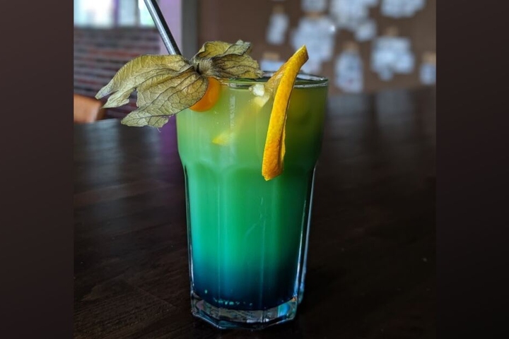 Wollt Ihr eine alkoholhaltige Variante aus dem "Spring Paradise" machen, könnt Ihr den Mandelsirup einfach durch Amaretto-Likör austauschen.