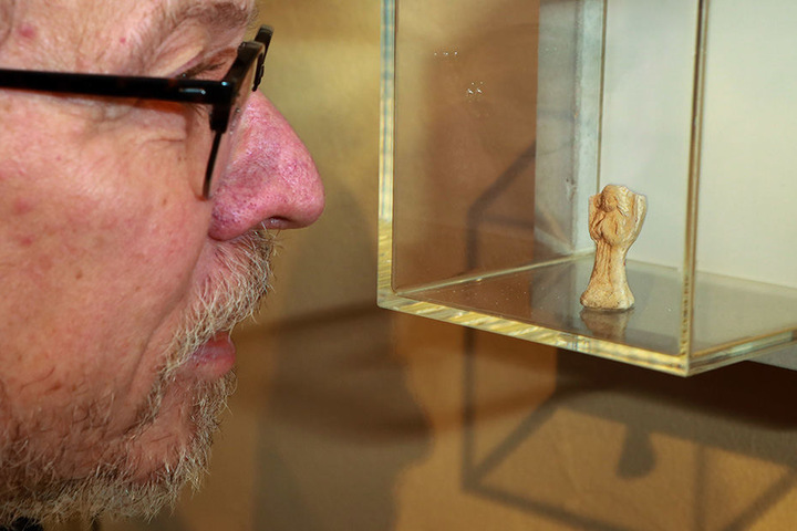 Der zweite Vorsitzende des Fördervereins, Bernd Wagner, bewundert die knapp fünf Zentimeter große Figur.
