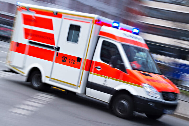 Der Fahrer (54) kam ins Krankenhaus. (Symbolbild)