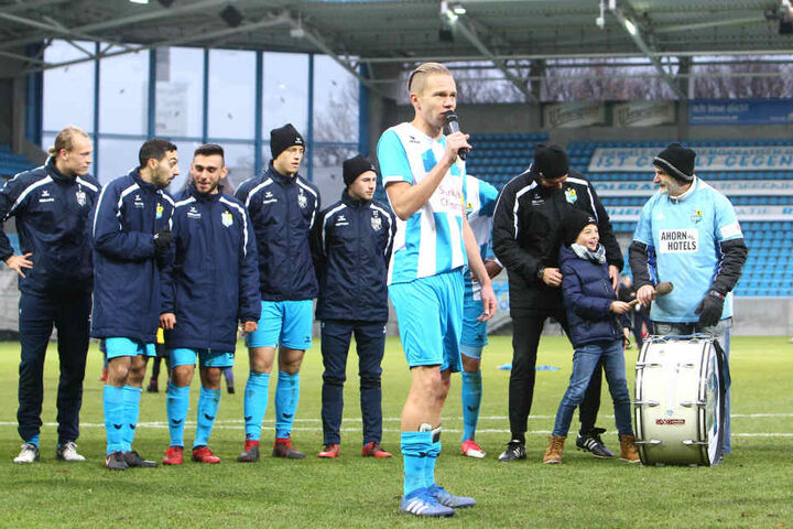 Dennis Grote bedankte sich nach der Partie bei den Fans und verabschiedete sich samt Mannschaft in die Winterpause.