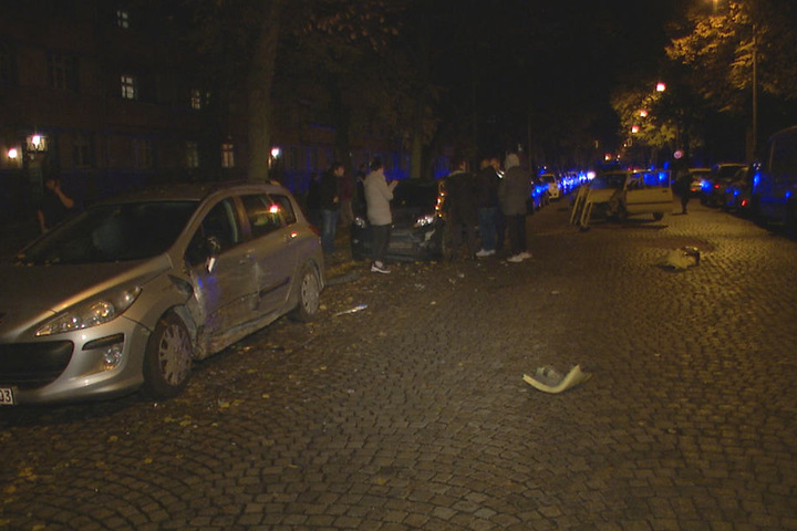 Drei geparkte Autos wurden bei der Unfallfahrt beschädigt.