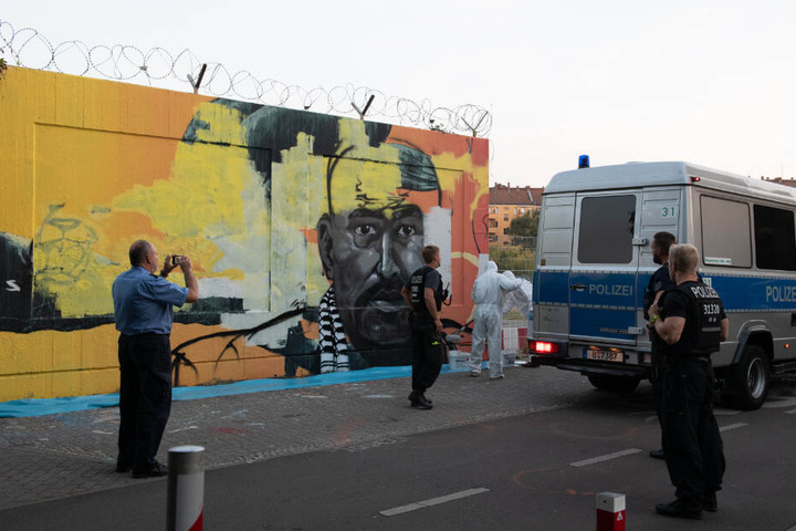 Handwerker übermalen das Wandbild des ermordeten Intensivtäters Nidal R. am Tempelhofer Feld. Nidal R. war in der Nähe von bislang unbekannten Tätern erschossen worden. (Archivbild)
