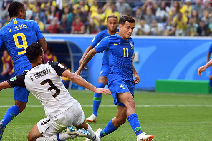 Philippe Coutinho (Rückennummer 11) trifft mit der Fußspitze zum Siegtor für Brasilien.