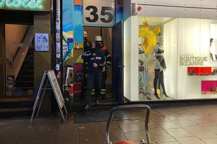 Die Feuerwehr begleitete die Bewohner des Hauses auf die Straße.