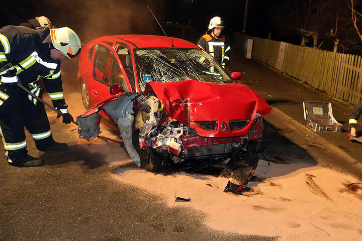 Der Renault wurde bei dem Unfall stark demoliert. Die Polizei streute Bindemittel gegen die auslaufenden Betriebsmittel.