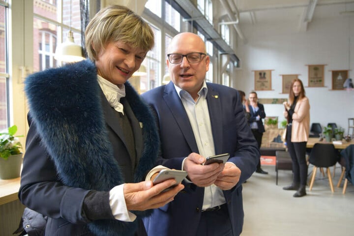 OB Barbara Ludwig (57, SPD) und Bürgermeister Sven Schulze (47, SPD) schauen, was es Neues auf der Mitarbeiter-App gibt.