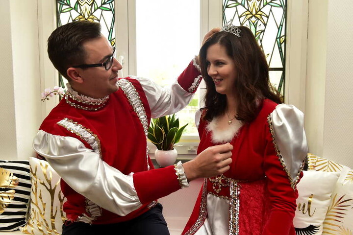 Prinz Markus richtet seiner geliebten Prinzessin Luise I. das Diadem. In dieser Saison sind die beiden das einzige Prinzenpaar in Chemnitz.