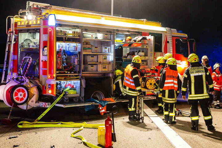 Das Foto zeigt Einsatzkräfte der Feuerwehr an der Unfallstelle auf der A3.