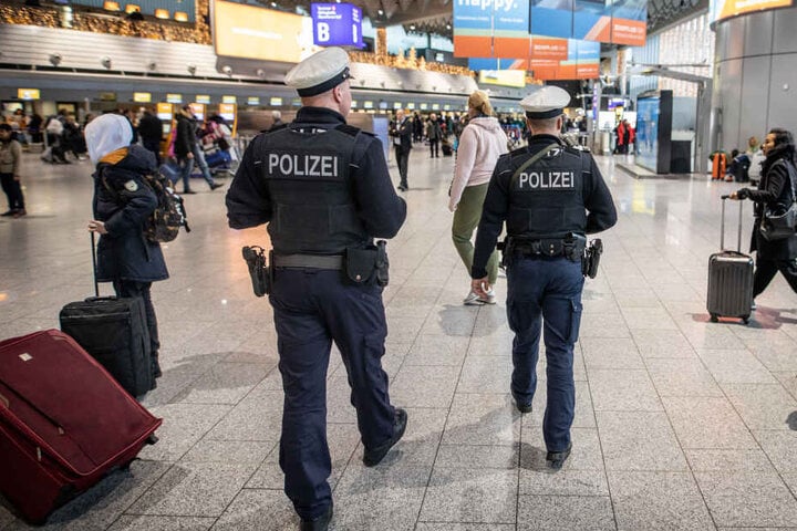 Bundespolizisten sind unter anderem für die Sicherheit an Bahnhöfen und Flughäfen zuständig. Hier zu sehen: Beamte am Flughafen Frankfurt. (Symbolbild)