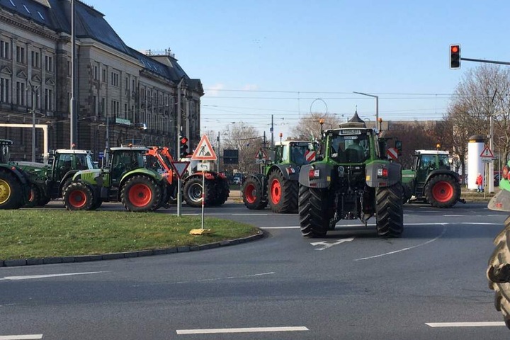 Die Bauern machen sich auf den Heimweg.