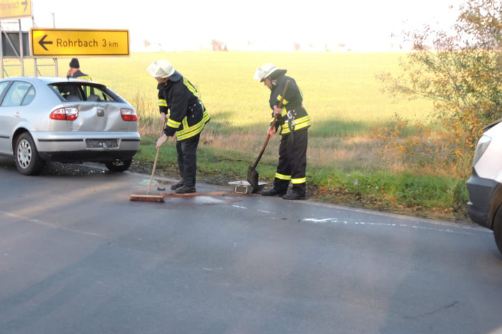 Die Kameraden der Freiwilligen Feuerwehr Otterwisch kamen zum Einsatz, um auslaufende Betriebsstoffe zu binden.
