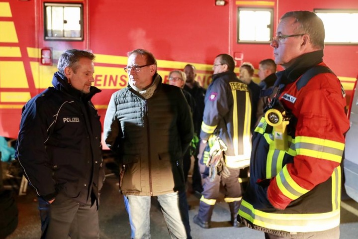Bürgermeister Opitz wartet mit den Einsatzkräften auf die Entschärfung der Weltkriegsbombe.