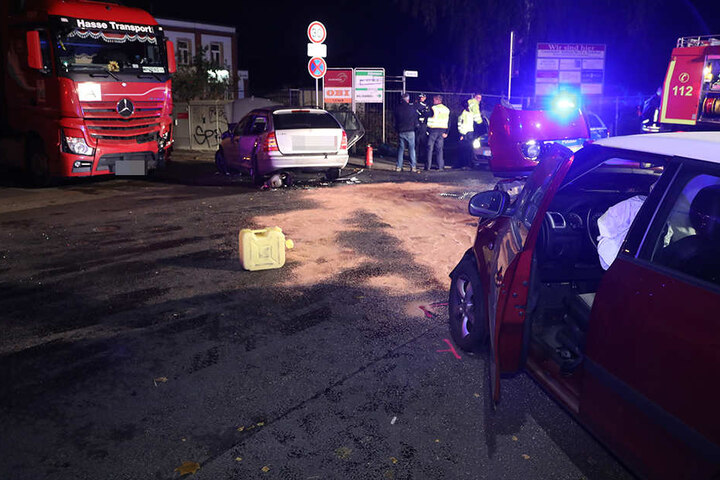 Der Mercedes stieß anschließend noch mit einem Laster zusammen.