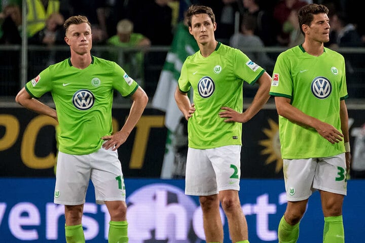 Wollscheid mit Yannick Gerhardt (li.) und Ex-Nationalspieler Mario Gomez (re.) im Trikot der Wölfe. Mit Wolfsburg musste er 2016/17 das zweite Mal nach 2009/10 (damals mit dem 1.FC Nürnberg) in die Relegation um den Liga-Verbleib im deutschen Oberhaus.