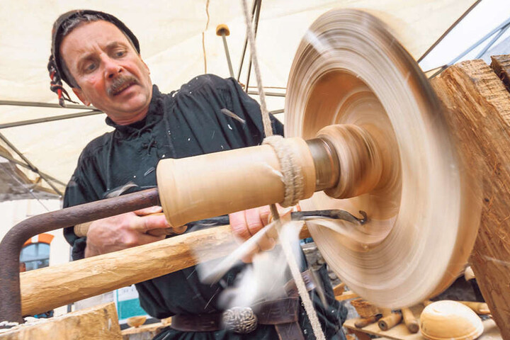 Steffen Laudel (50) aus Plauen drechselt
wie im Mittelalter auf einer Holzdrechselbank.