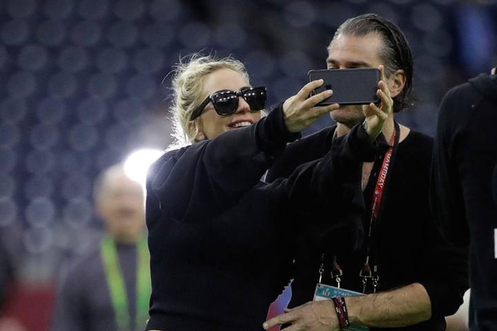 Mit ihrem neuen Freund Christian Carino zeigte sie sich bereits beim Super Bowl.