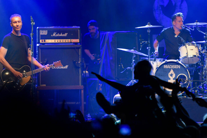 Die Band "Die Ärzte", mit Gitarrist Farin Urlaub (l) und Schlagzeuger Bela B. (r) steht beim Open-Air-Musikfestivals "Jamel rockt den Förster - Rock gegen Rechts" auf der Bühne. (Archivbild)