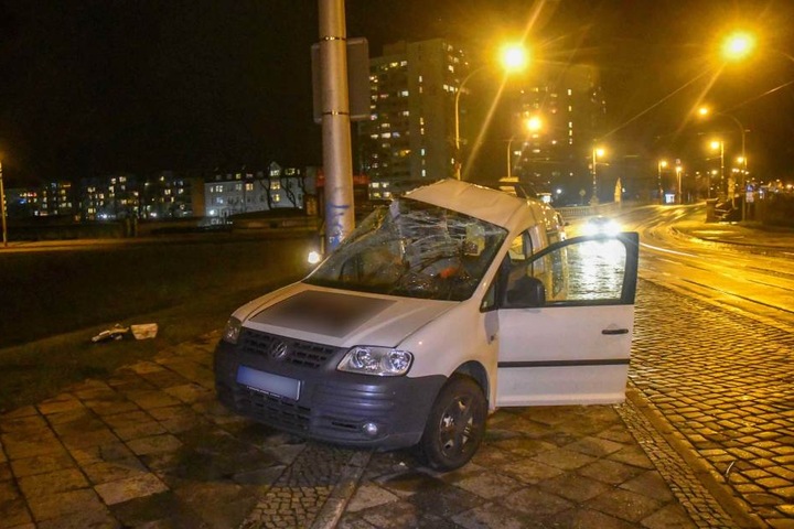 Dabei wurde die komplette rechte Fahrerseite eines VW Caddy eingedrückt.
