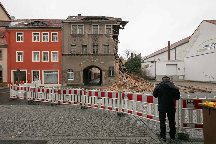 Links neben dem Torbogen liegt Karstens einsturzgefährdetes Klo.