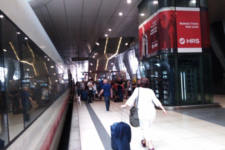 Alle Fahrgäste mussten zum Regionalbahnhof des Frankfurter Flughafens umsteigen.