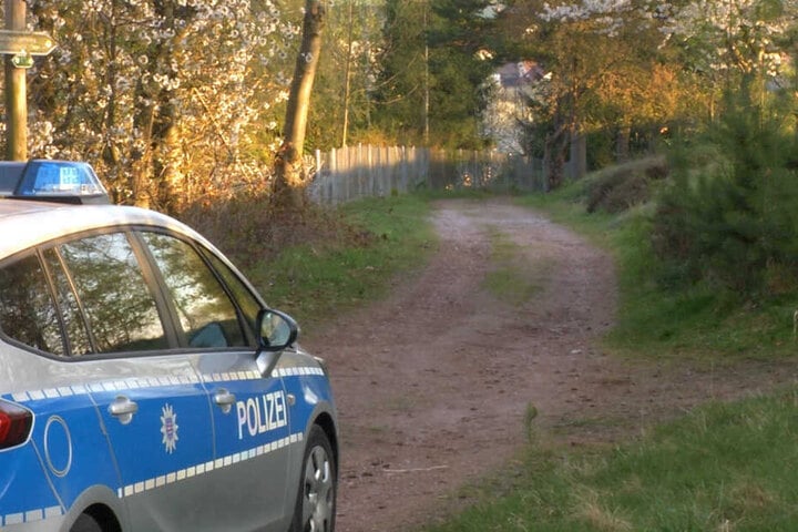 Auch am nächsten Morgen wurden noch Spuren an der Fundstelle gesichert.