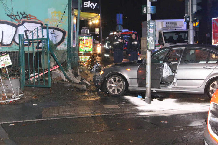 Polizisten betrachten den Wagen.