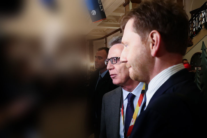 Michael Kretschmer, Ministerpräsident von Sachsen, und Thomas de Maiziere (CDU), ehemaliger Bundesinnenminister, am Freitag vor dem Beginn des CDU-Bundesparteitags in Hamburg.