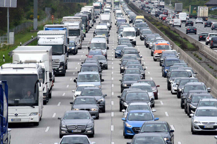 Zwischenzeitlich hatten sich um die Unfallstelle mehrere Kilometer Stau gebildet (Symbolbild).
