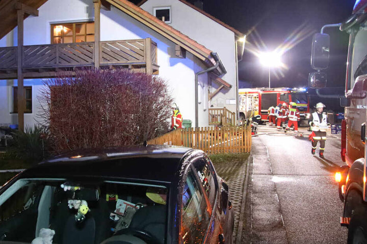 Ein 69-jähriger Mann konnte mit schwersten Verletzungen von der Feuerwehr aus dem Keller geborgen werden.